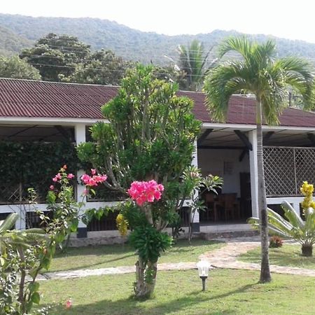 Hotel CasaVelion Karimunjawa Esterno foto
