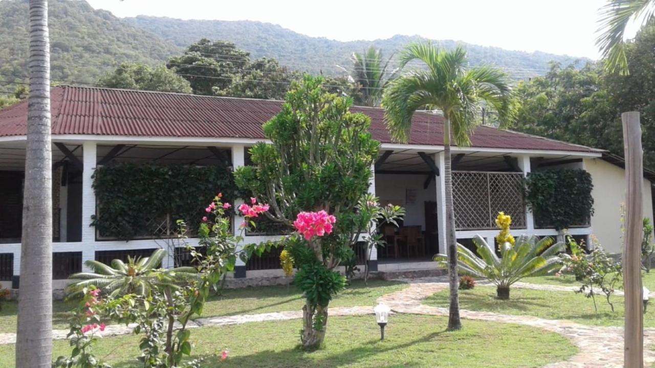 Hotel CasaVelion Karimunjawa Esterno foto