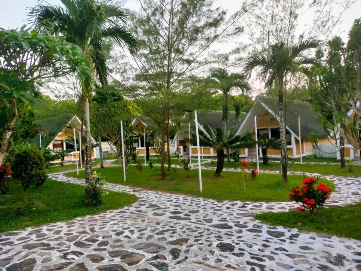 Hotel CasaVelion Karimunjawa Esterno foto