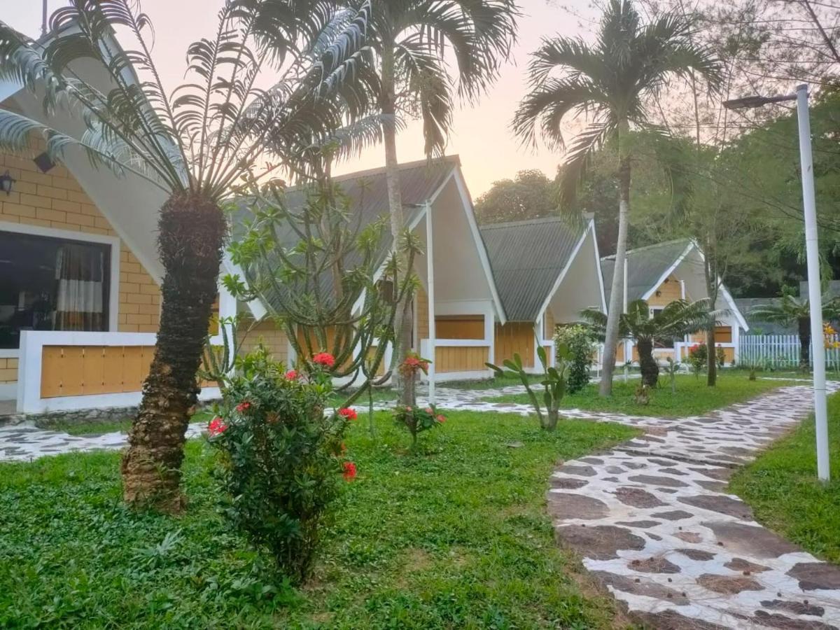 Hotel CasaVelion Karimunjawa Esterno foto